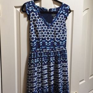 Sleeveless, v neck dress